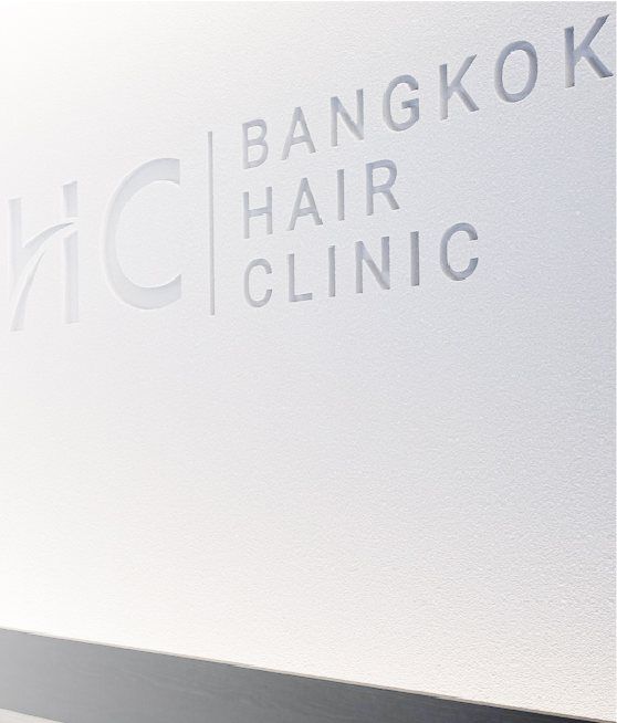 โลโก้ Bangkok Hair Clinic บนผนังคลินิก